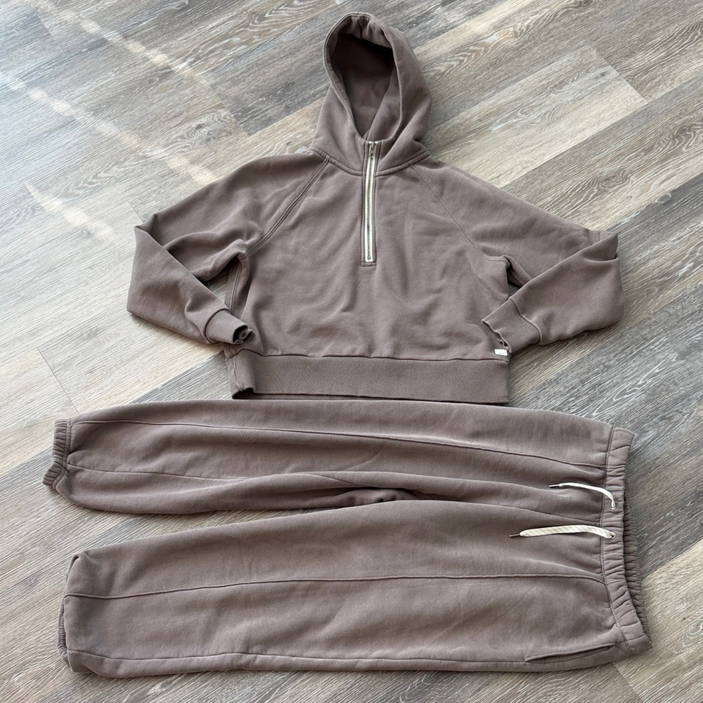Vuori restore half zip and pant combo color code chia. Excellent condition!